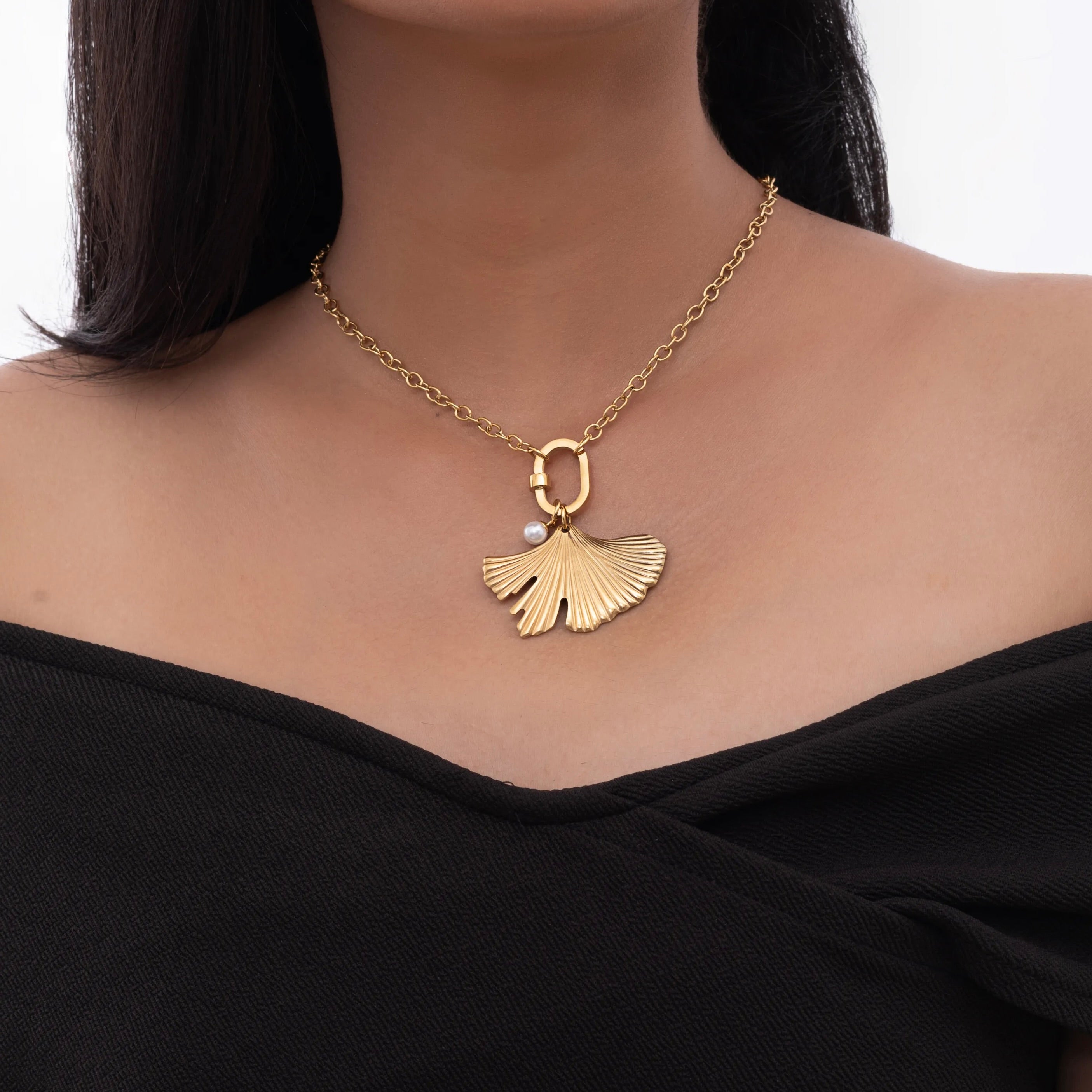 Seaside Flower & Pearl Necklace