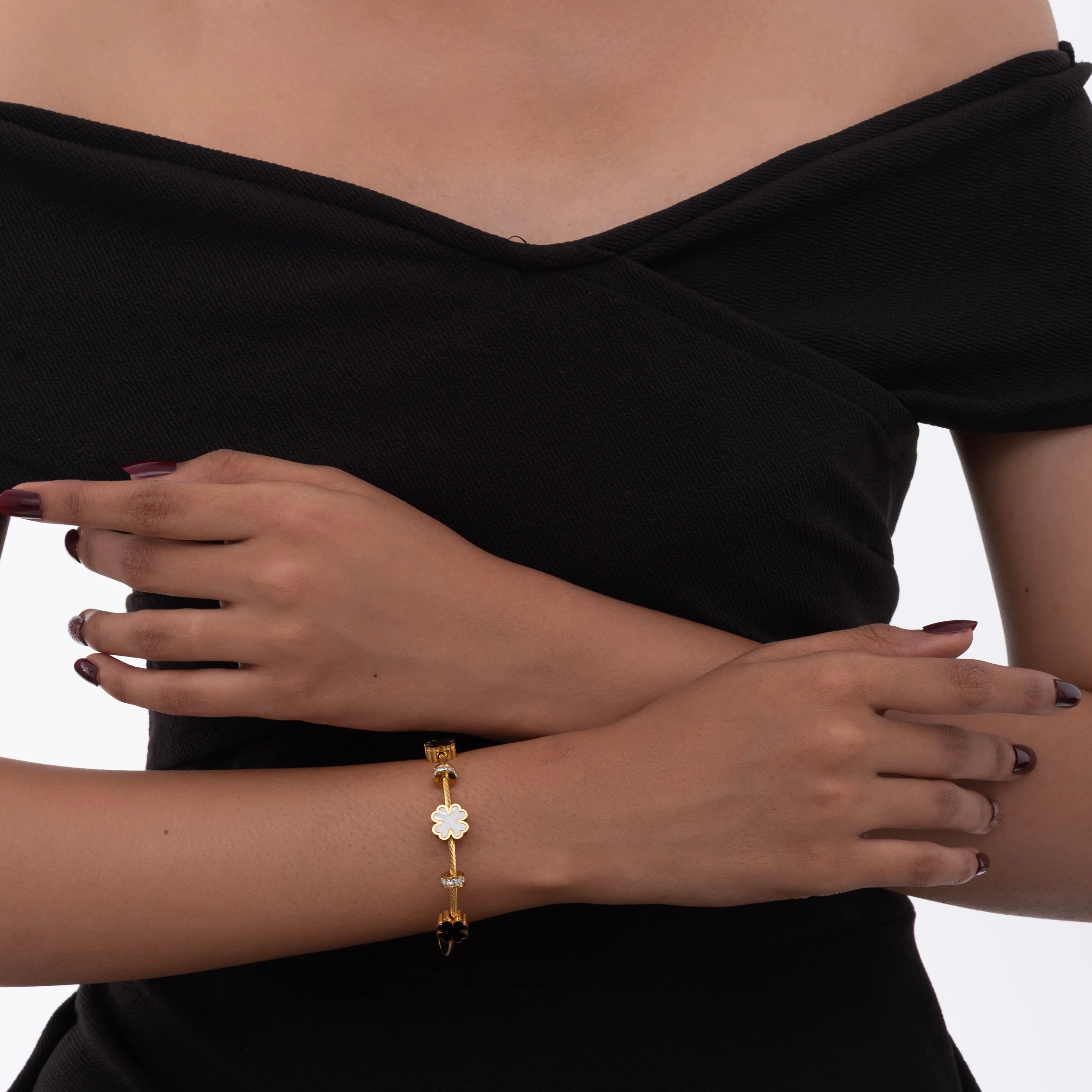 Monochrome flower bracelet